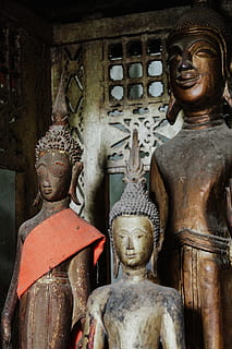 tre buddha statuer, tilbede, tempel, bygning, arkitektur, buddha, helligdom, kunst, religiøs, buddhaer, statuer, laos, luang prabang, buddhist, person, human, skulptur, pagode, alter, kirke, søjle, Kunst og håndværk, mandlig lighed, menneskelig repræsentation, statue, repræsentation, religion, tro, spiritualitet, kreativitet, sted for tilbedelse, ingen mennesker, bygget struktur, håndværk, fortiden, idol, udskæring, 4K, CC0, offentligt domæne, royaltyfrie