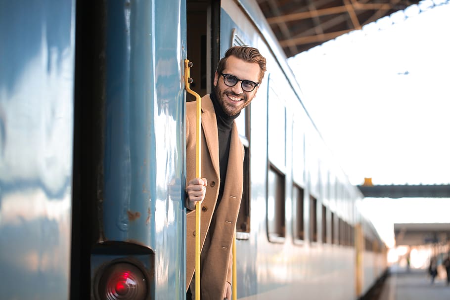 mand ride tog, en person, ung voksen, smilende, transportmidler, livsstil, unge mænd, portræt, rigtige mennesker, transportform, kigger på kameraet, lykke, herrer, skæg, rejse, offentlig transport, dag, tog, voksen, udendørs, 5K