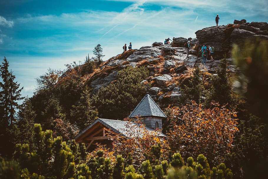 gris, marró, fusta, casa, bosc, penya-segat, núvols, la llum del dia, herba, paisatge, muntanya, naturalesa, parc, gent, escènic, turisme, arbres, boscos, arquitectura, arbre, estructura construïda, planta, exterior de l'edifici, edifici, lloc de culte, religió, cel, creença, dia, espiritualitat, cap gent, núvol - cel, a l'aire lliure, 4K