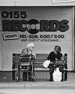 uomo in scala di grigi, donna, seduta, panchina, persona, otturatore, sat, negozio di dischi, vinile, parlando, bianco e nero, strada, urbano, città, amico, connessione, porto adelaide, è porto adelaide, persone, adulto senior, uomini, all'aperto, editoriale, scena urbana, donne, vecchio, 2K, CC0, dominio pubblico, privo di copyright