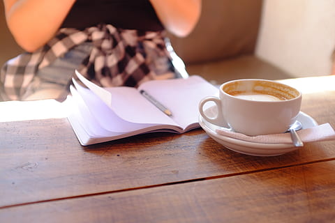 cafè, revista, escriure, latte, escriptori, botiga, treballar, tassa, menjar i beguda, tassa de cafè, taula, cafè - beguda, beure, natura morta, utensili per menjar, refresc, menjar, cullera, estri de cuina, material de fusta, a l'interior, publicació, frescor, llibre, plat, vaixella, cap gent, beguda calenta, esmorzar, 4K, CC0, domini públic, lliure de regalies