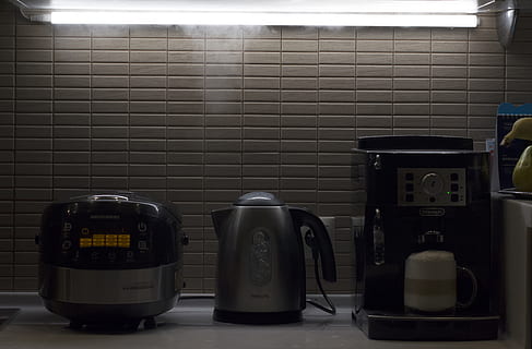 Küche, Tee, Kaffee, Technologie, drinnen, keine Leute, Kommunikation, Fliese, Bodenbelag, beleuchtet, Telefon, Wandbau - Funktion, Text, Stillleben, Nummer, Wohnraum, Retro-Stil, Abwesenheit, Haushaltsküche, Nahansicht, Ausrüstung, 4K, CC0, gemeinfrei, lizenzfrei