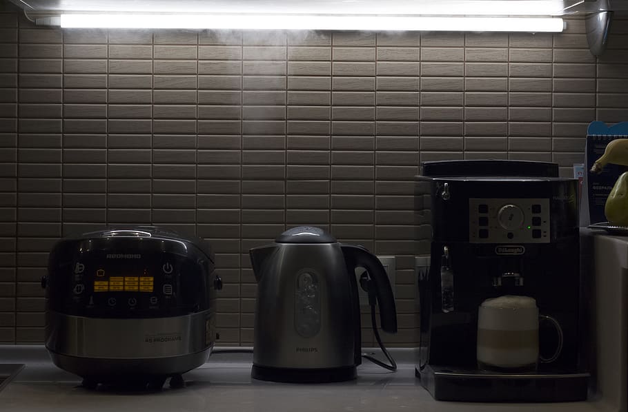 Küche, Tee, Kaffee, Technologie, drinnen, keine Leute, Kommunikation, Fliese, Bodenbelag, beleuchtet, Telefon, Wandbau - Funktion, Text, Stillleben, Nummer, Wohnraum, Retro-Stil, Abwesenheit, Haushaltsküche, Nahansicht, Ausrüstung, 4K