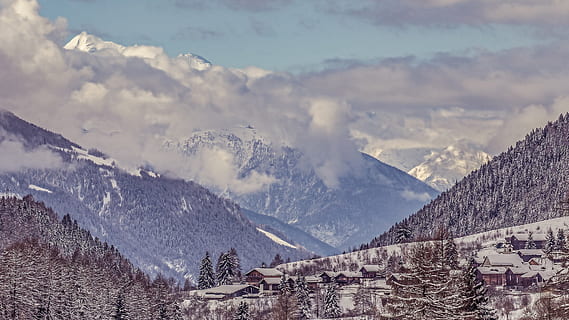 muntanyes, blanc, núvols, alpí, Alps, fred, fiesch, boira, cases, paisatge, muntanya, naturalesa, cel, neu, cim, suïssa, arbres, hivern, temperatura de fred, bellesa a la natura, Serra, escenics - natura, medi ambient, escena tranquil·la, arbre, núvol - cel, dia, escena no urbana, cap gent, tranquil·litat, arquitectura, muntanya nevada, a l'aire lliure, cim de muntanya, 1080P, CC0, domini públic, lliure de regalies