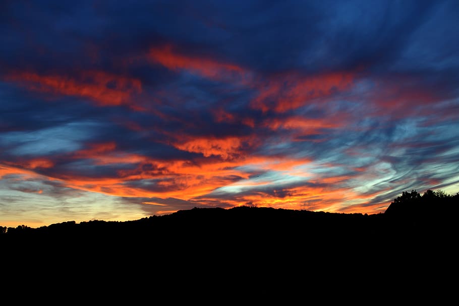 posta de sol, núvols, tarda, cel, paisatge, naturalesa, fotografia abstracta, escènic, contrast, silueta, núvol - cel, bellesa a la natura, escenics - natura, escena tranquil·la, tranquil·litat, color taronja, cel dramàtic, cap gent, medi ambient, idíl·lic, fosc, a l'aire lliure, muntanya, por, escena no urbana, 5K