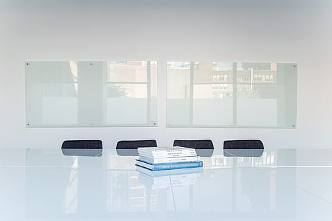 arhitektūra, ēka, infrastruktūru, struktūru, dibināšana, logi, condominium, viesnīca, Bizness, birojs, logu, telpās, tabula, stikls - materiāls, prombūtne, nav cilvēku, dienā, sēdeklis, pārdomas, krēsls, moderns, mēbeles, tukšs, saules gaisma, grīdas segums, pārredzama, uzbūvēta struktūra, 5K, CC0, publiskais domēns, bez atlīdzības