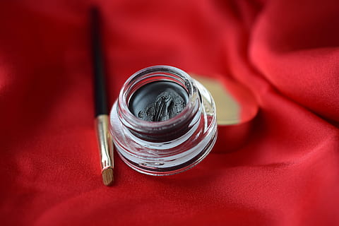 bilden, rot, Schatten, Bürste, Pulver, Rouge, Verschönerung, keine Leute, Glas - Material, Nahansicht, drinnen, Reichtum, Luxus, Fokus auf den Vordergrund, Glas, Ring, Liebe, Trinkglas, Studioaufnahme, Diamant - Edelstein, transparent, Schmuck, High Angle View, Haushaltsausstattung, positive Emotionen, Container, Valentinstag - Urlaub, 5K, CC0, gemeinfrei, lizenzfrei