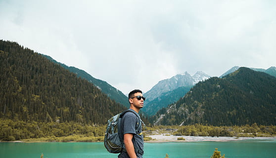 om, in cautarea, orizont, rucsac, lumina zilei, mediu inconjurator, pădure, iarbă, tip, înalt, excursie pe jos, drumeții, lac, pe malul lacului, peisaj, varf de munte, munţi, natură, în aer liber, persoană, pitoresc, cer, ochelari de soare, copaci, apă, Munte, o persoana, Activitatea de agrement, permanent, Barbat tanar, frumusețe în natură, scenice - natura, vacanţă, stiluri de viață, excursie, tânăr adult, vacante, adult, de munte, 5K, CC0, domeniu public, fără drepturi de autor