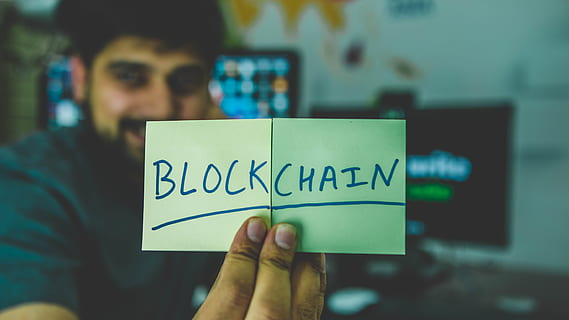 codage, code, la programmation, intelligence artificielle, blockchain, la communication, main humaine, en portant, main, une personne, partie du corps humain, texte, se concentrer sur le premier plan, à l'intérieur, partie du corps, adulte, La technologie, fermer, écriture occidentale, papier, Technologie sans fil, doigt humain, montrant, thèmes de la photographie, doigt, message, 5K, CC0, domaine public, libre de droits