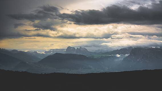 mørk, himmel, skyer, bjerg, dal, landskab, natur, planter, træer, sky - himmel, skønhed i naturen, scenics - natur, bjergkæde, rolig scene, ro, miljø, ikke-urbane scene, ingen mennesker, silhuet, idyllisk, udendørs, solnedgang, rejse, majestætisk, bjergtop, 5K, CC0, offentligt domæne, royaltyfrie