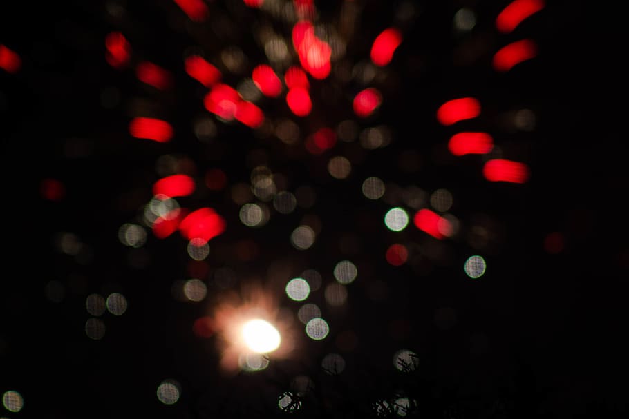 funkeln, Feuerwerk, Feuer, prickelnd, Teilchen, Bokeh, rot, Weiß, beleuchtet, Nacht-, Unscharf gestellt, schwarzer Hintergrund, abstrakt, keine Leute, Lichtanlage, Licht - natürliches Phänomen, Bewegung, glühend, Muster, Kreis, gestalten, Geometrische Figur, Hintergründe, Licht, Bewegungsunschärfe, lebendige Farbe, Feier, Dekoration, dunkel, hell, hell erleuchtet, Nachtleben, 4K