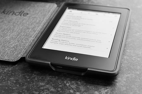 amazon kindle télécharger, La technologie, technologie, la communication, lien, à l'intérieur, Technologie sans fil, texte, vue grand angle, table, fermer, nature morte, personne, dispositif d'information portable, téléphone intelligent, papier, téléphone portable, affaires, portabilité, objet unique, écriture occidentale, mise au point sélective, message, 4K, CC0, domaine public, libre de droits