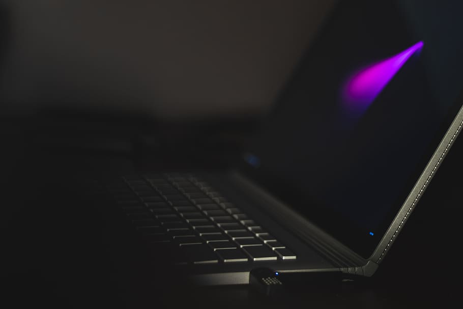 laptop, počítač, prohlížeče, výzkum, studie, škola, podnikání, práce, Černý a bílý, temný, rozmazat, umělecká kultura a zábava, svítí, hudba, technologie, uvnitř, noc, klávesnice, nikdo, detail, sdělení, zaměřit se na popředí, světlo - přírodní jev, hudební nástroj, osvětlovací zařízení, studio, hudební vybavení, spojení, světlo, etapa, 5K