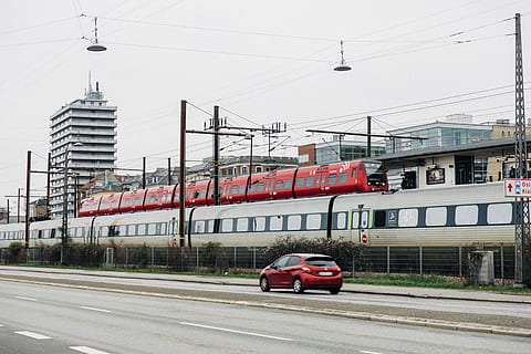 vermell, cotxe, carretera, manera de transport, transport, vehicle terrestre, arquitectura, ciutat, automòbil, estructura construïda, carrer, electricitat, cable, transport públic, exterior de l'edifici, moviment, connexió, transport per ferrocarril, dia, línia elèctrica, en moviment, a l'aire lliure, pista, cap gent, cotxe de ferrocarril, Font d'alimentació, 5K, CC0, domini públic, lliure de regalies
