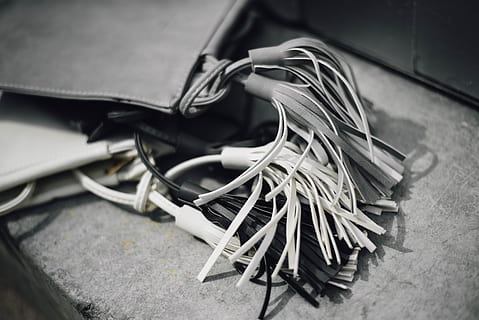ciucure, model, sac, proiecta, conexiune, cablu, tehnologie, a închide, electricitate, natură moartă, nici o persoana, comunicare, să se concentreze asupra primelor elemente, masa, echipament, în interior, Echipament electric, muzică, priza, Internet, încurcat, tehnologia fără fir, vedere în unghi mare, rețea de calculatoare, alimentare electrică, interconectate, 5K, CC0, domeniu public, fără drepturi de autor
