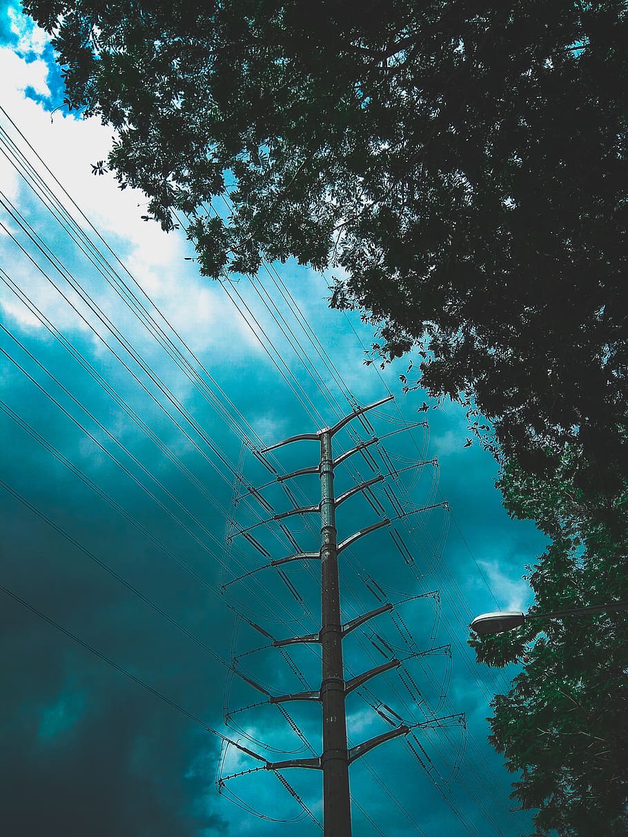 blau, cel, tempesta, núvols, núvols foscos, piló, poder, línia elèctrica, fosc, canviant d'humor, arbre, cable, planta, electricitat, vista d’angle baix, piló d’electricitat, Font d'alimentació, connexió, tecnologia, generació de combustible i energia, naturalesa, dia, cap gent, a l'aire lliure, creixement, reflexió, línia telefònica, component elèctric, equipament elèctric, 4K