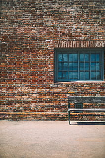 grigio, panchina, accanto, Marrone, muro di mattoni, costruzione, parete, finestra, posto a sedere, all'aperto, mattone, architettura, design tradizionale, città, urbano, industriale, lunatico, sedia, caratteristica della parete, stanza domestica, vecchio, in casa, nessuno, sfondi, struttura costruita, industria di costruzioni, legno - materiale, cemento, esterno dell'edificio, sporco, modello, Casa, vecchio stile, muratura, calcestruzzo, pavimentazione, Materiale, rosso, intemperie, vuoto, abbandonato, strutturato, 4K, CC0, dominio pubblico, privo di copyright