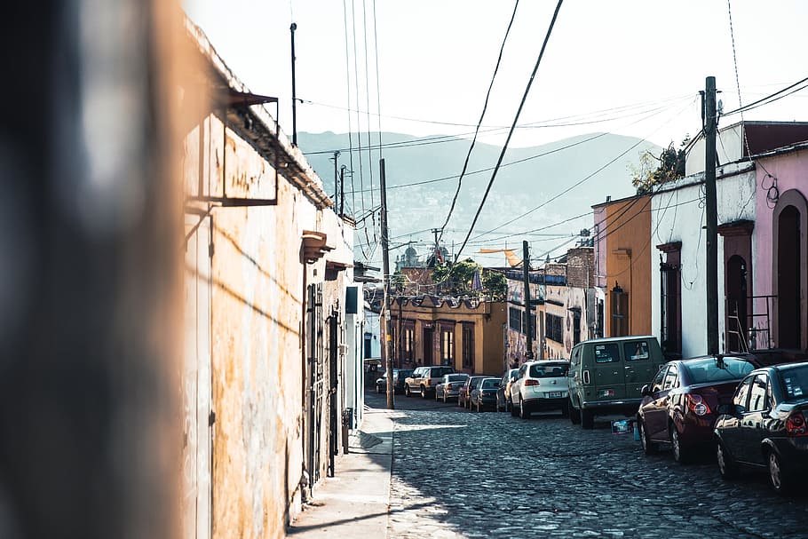 cotxes, aparcat, endavant, camí empedrat, carrer, arquitectura, llambordes, fila, vorera, roda, resum, edifici, ciutat, la llum del dia, exterior, casa, entrada de la casa, carril, residencial, carretera, fila de cotxes, transport, urbà, vehicle, manera, finestra, exterior de l'edifici, estructura construïda, manera de transport, barri residencial, cable, naturalesa, cel, automòbil, dia, cotxe, electricitat, vehicle terrestre, estacionari, a l'aire lliure, cap gent, carreró, Font d'alimentació, línia telefònica, 2K