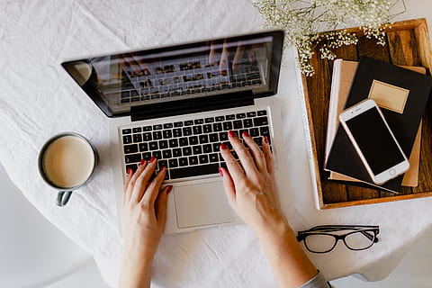 femme travaille, portable, tasse, café, macbook, ordinateur, travail, étude, bureau à domicile, Bureau, La technologie, cappuccino, en retard, espace de travail, lieu de travail, Technologie sans fil, une personne, main humaine, main, partie du corps humain, vue grand angle, utilisant un ordinateur portable, table, la communication, lien, café - boisson, boisson, adulte, dactylographie, clavier, 5K, CC0, domaine public, libre de droits