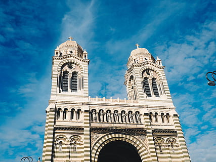 catedrala albă din beton, arhitectură, construită, cer, exteriorul clădirii, nor - cer, vedere unghiulară joasă, destinații de călătorie, turn, arc, natură, zi, călătorie, nici o persoana, clădire, istorie, trecutul, religie, lăcaș de cult, credință, în aer liber, ceas, turlă, 4K, CC0, domeniu public, fără drepturi de autor