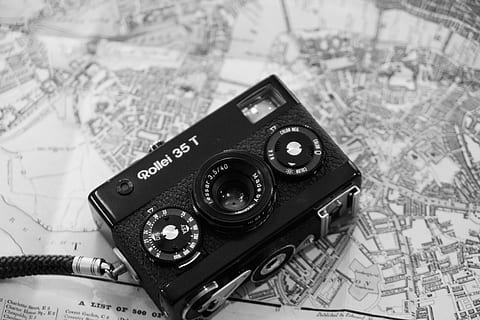 kamera, žemėlapis, technologijos, patalpose, Iš arti, fotografijos temos, nėra žmonių, natiurmortas, numeris, tekstą, komunikacijos, fotoaparatas - fotografijos įranga, sutelkti dėmesį į naujas žinias, aukšto kampo vaizdas, meno kultūra ir pramogos, ryšį, lentelė, kryptis, Vakarų scenarijus, retro stiliaus, skaitmeninė kamera, 5K, CC0, Viešasis domenas, nemokamai