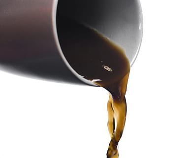 Gießen, Kaffee, Hintergrund, Bohnen, Getränk, schwarz, Frühstück, braun, Cafe, Koffein, Tasse, dunkel, elegant, Füllung, Lebensmittel, frisch, heiß, isoliert, Küche, Flüssigkeit, Metall, Morgen, natürlich, nicht alkoholisch, Objekt, alt, Topf, trinkbar, rein, Reinheit, Erfrischung, braten, klein, Strom, stark, Stil, Symbol, Tradition, traditionell, Truthahn, warm, Nahansicht, fallen, Studioaufnahme, Essen und Trinken, drinnen, Wasser, keine Leute, extreme Nahaufnahme, weißer Hintergrund, Frische, Bewegung, einzelnes Objekt, Natur, Fokus auf den Vordergrund, Kaffee trinken, 720P, CC0, gemeinfrei, lizenzfrei