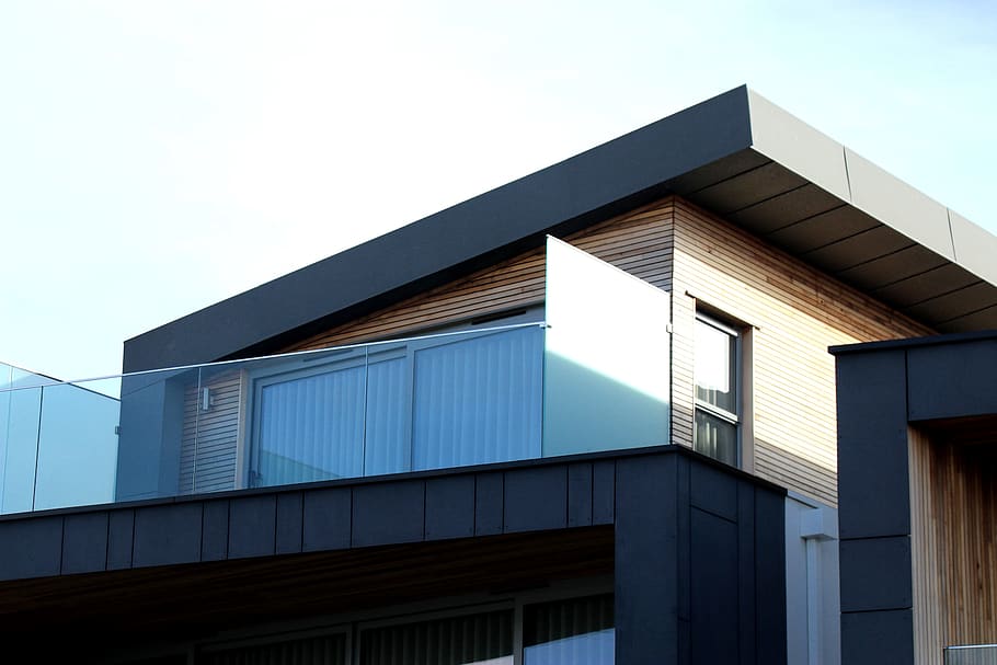 arquitectura, edifici, infraestructura, estructura, establiment, casa, núvols, cel, veranda, terrassa, cortina, finestres, estructura construïda, exterior de l'edifici, vista d’angle baix, cel clar, blau, dia, naturalesa, cap gent, modern, finestra, a l'aire lliure, vidre - material, oficina, ciutat, exterior d’edifici d’oficines, llum solar, patró, 5K