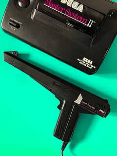 Preto, sega master system ll, console, controlador, tecnologia, comunicação, cor verde, dentro de casa, ninguém, fechar-se, conexão, tecnologia sem fio, cor preta, computador, ainda vida, texto, visão de alto ângulo, tiro do estúdio, equipamento, equipamentos de informática, Cortar fora, roteiro ocidental, homem feito, rede de computadores, 4K, CC0, domínio público, royalty free