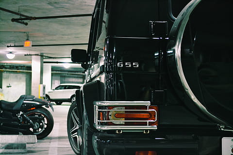 suv negre, roda, màquina, pneumàtic, va parlar, transport, vehicle, moto, roda d'aliatge, roda del cotxe, automòbil, edifici, metròpolis, urbà, ciutat, g-wagon, mercedes, cotxe, g55, benz, manera de transport, vehicle terrestre, transport públic, transport per ferrocarril, cap gent, viatjar, a l'interior, estacionari, tren, tren - vehicle, il·luminat, arquitectura, aparcament, equips d’il·luminació, estació de ferrocarril, garatge, 4K, CC0, domini públic, lliure de regalies