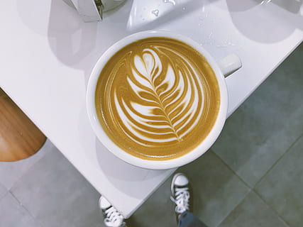 latte, beure, tassa de cafè, begudes, tassa, calçat, roba, sabata, Hangzhou, Xina, ceràmica, llet, descans, cafè, art, porcellana, plat, espresso, màquina, cafè - beguda, menjar i beguda, refresc, natura morta, beguda espumosa, vista d’angle alt, taula, art escumat, cappuccino, beguda calenta, frescor, menjar, cap gent, directament a sobre, vaixella, begudes sense alcohol, 4K, CC0, domini públic, lliure de regalies