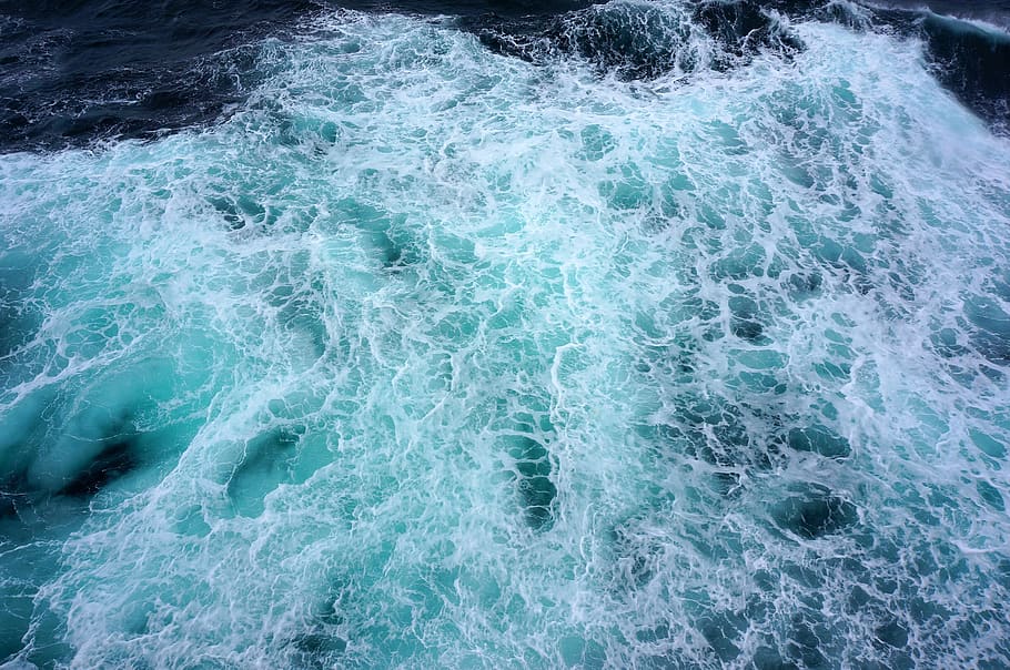 cos d'aigua, fons, platja, blau fosc, flux, escuma, moviment, naturalesa, oceà, mar, paisatge marí, vora del mar, splash, estiu, navega, superfície, surf, turquesa, aigua, onada, onades, humit, blau, marc complet, cap gent, dia, bellesa a la natura, esport aquàtic, esport, vista d’angle alt, a l'aire lliure, esquitxades, patró, poder, color turquesa, poder a la natura, trencament, que flueix, 1080P