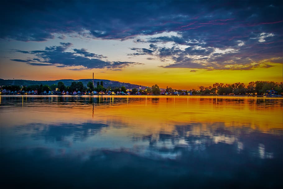 odraz, jezero, západ slunce, u jezera, drogy, mrak - nebe, nebe, voda, Příroda, nábřeží, krása v přírodě, scenics - příroda, architektura, nikdo, exteriér budovy, stavba, klid, venku, klidné scény, město, soumrak, marina, 5K