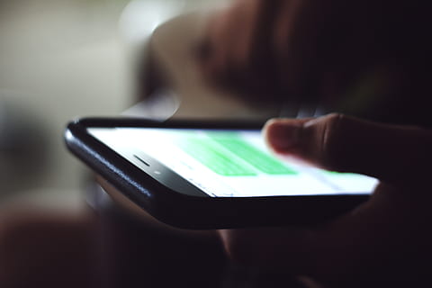 Telefon, SMS, kabellose Technologie, Technologie, Kommunikation, tragbares Informationsgerät, Smartphone, Mobiltelefon, Verbindung, Bildschirm, Berührungsempfindlicher Bildschirm, menschliche Hand, Nahansicht, menschliches Körperteil, Erwachsene, eine Person, simsen, Hand, halten, Fokus auf den Vordergrund, selektiver Fokus, drinnen, globale Kommunikation, über die schulter blick, Finger, 5K, CC0, gemeinfrei, lizenzfrei