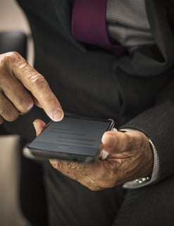Person, halten, schwarz, Smartphone, Hände, Bildschirm, menschliche Hand, Hand, eine Person, Kommunikation, echte Menschen, Technologie, kabellose Technologie, Mittelteil, menschliches Körperteil, Verbindung, drinnen, Männer, Berührungsempfindlicher Bildschirm, Lebensstile, Nahansicht, Erwachsene, Geschäft, Finger, 2K