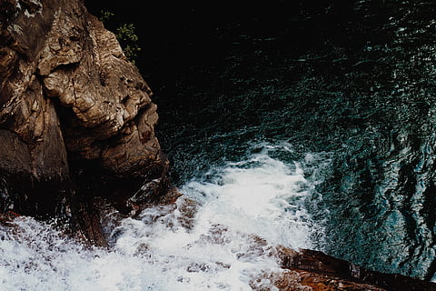 vandfald, vand, natur, hav, udendørs, ocean, klint, forbjerg, kystlinjen, havbølger, kyst, sø, klipper, cliff hoppe, blåt vand, rejse, hule, bugt, flod, klippe, rock-objekt, solid, bevægelse, skønhed i naturen, rock formation, ingen mennesker, jord, scenics - natur, dag, bølge, sport, vandsport, ro, flydende vand, magt i naturen, flyder, formation, 5K, CC0, offentligt domæne, royaltyfrie