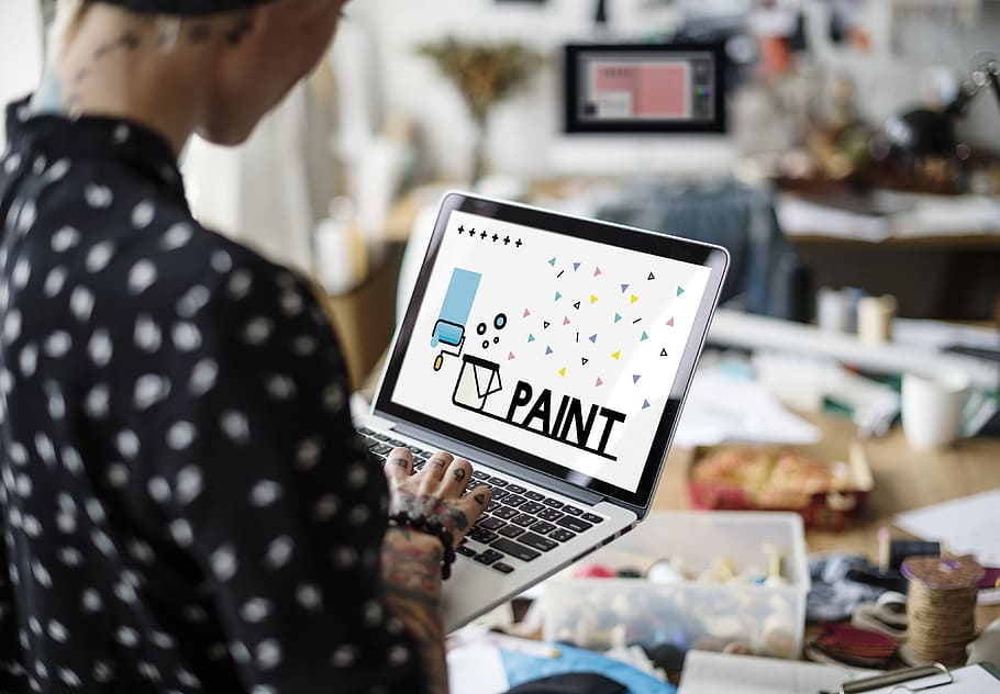 kvinde, bedrift, bærbar, stående, computer, design, maling, person, skærm, arbejde, teknologi, trådløs teknologi, en person, meddelelse, voksen, fokus på forgrunden, forbindelse, indendørs, digital tablet, selektiv fokusering, afslappet tøj, dag, internet, bærbarhed, computer netværk, moden voksen, 4K