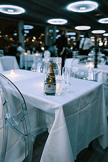 Weiß, beschriftet, Flasche, Tabelle, Glas, Glas - Material, Restaurant, Essen und Trinken, Haushaltsausstattung, Getränk, Trinkglas, Gedeck, Erfrischung, drinnen, Rahmen, Geschäft, transparent, Serviette, Tischdecke, Container, Weinglas, keine Leute, Essen, Geschirr, Tischgesellschaft, Tischmesser, 5K, CC0, gemeinfrei, lizenzfrei