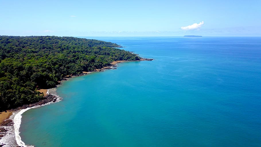 aèria, fotografia, cos, aigua, platja, blau, núvols, la llum del dia, paisatge, naturalesa, oceà, roques, sorra, mar, paisatge marí, vora del mar, Riba, cel, arbres, onades, fotografia gran angular, escenics - natura, bellesa a la natura, terra, arbre, tranquil·litat, escena tranquil·la, cap gent, planta, idíl·lic, dia, a l'aire lliure, davant del mar, línia de costa, horitzó sobre l’aigua, color turquesa, 4K