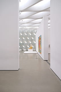 Statue, Innerhalb, Gut, angezündet, leeren, Museum, die Architektur, drinnen, Arkade, Gang, keine Leute, Gebäude, weiße Farbe, Bodenbelag, gebaute Struktur, modern, Wandbau - Funktion, Eingang, beleuchtet, Tag, Abwesenheit, Decke, Tür, Wohnraum, architektonische Säule, Luxus, leer, 5K