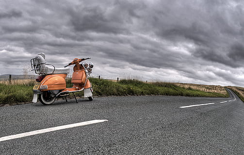 fotografie, klassiek, motorfiets, weg, asfalt, wolken, bewolkt, gras, snelweg, landschap, rijbaan, motor scooter, buitenshuis, retro, wegmarkering, rijweg, scooter, hemel, transportsysteem, reizen, voertuig, vespa, wijnoogst, afbeeldingen in het publieke domein, vervoer, wolk - lucht, wijze van transport, volwassen, mensen, stad, straat, bewolking, symbool, teken, beweging, het rijden, natuur, landweg, land, rondrit, 2K, CC0, publiek domein, royaltyvrij