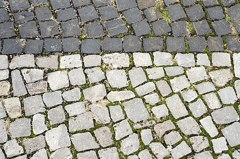 Duitsland, berlijn, pad, weg, lijn, grens, straatkei, steen, landschap, trottoir, mos, achtergronden, volledig kader, patroon, dag, getextureerde, hoge hoekmening, geen mensen, straat, voetpad, stenen materiaal, solide, buitenshuis, straatsteen, stad, herhaling, grijs, ontwerp, natuur, 5K, CC0, publiek domein, royaltyvrij