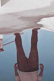 reflexión, persona, en pie, hombre, charco, mano humana, gente real, parte del cuerpo humano, mano, estilos de vida, una persona, parte del cuerpo, agua, perspectiva personal, día, naturaleza, actividad de ocio, hombres, persona irreconocible, dedo, dedo humano, luz del sol, adulto, al aire libre, extremidad humana, 2K, CC0, dominio público, libre de derechos