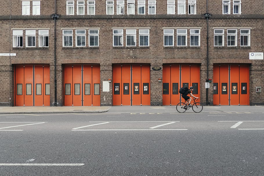 arquitectura, edifici, infraestructura, estructura, establiment, apartament, finestres, condomini, hotel, gent, home, bicicleta, cicle, casc, carretera, transport, estructura construïda, exterior de l'edifici, manera de transport, ciutat, vehicle terrestre, marcatge de carreteres, marcatge, persones reals, dia, carrer, una persona, símbol, muntar a cavall, passeig, signe, a l'aire lliure, 4K