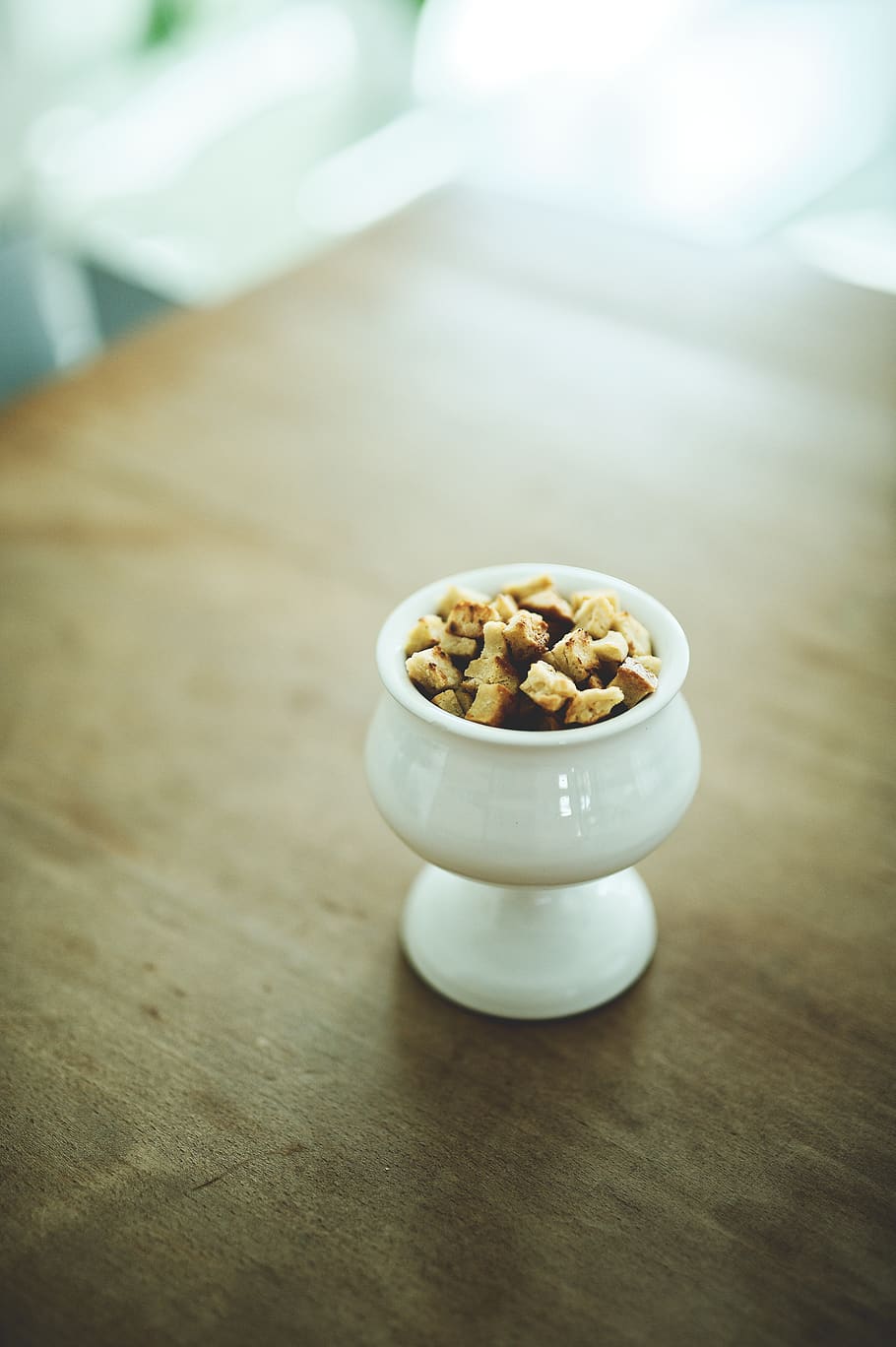 Weiß, Keramik, Tasse mit Füßen, Lebensmittel, Frühstück, Pflanze, Haferflocken, Gemüse, Schüssel, Dessert, Bohne, Nuss, Senf, Nussbaum, Joghurt, produzieren, Linse, Gebäck, Krapfen, Sahne, Creme, Würze, Sesam, Essen und Trinken, Tabelle, Frische, Stillleben, Wohlbefinden, gesundes Essen, drinnen, Fokus auf den Vordergrund, keine Leute, fertig für den Verzehr, High Angle View, Nahansicht, Holz - Material, Obst, Süßes Essen, selektiver Fokus, Genuss, Frühstücks cerealien, Snack, Versuchung, 4K