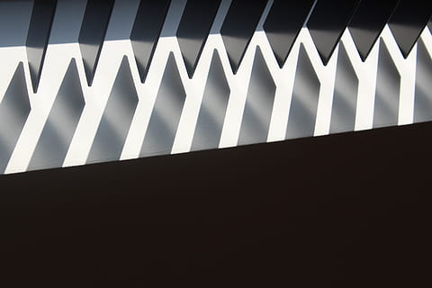 ombra, llum, fosc, siora, cec, banda, ratlles, persianes, finestra, patró, a l'interior, cap gent, fons, arquitectura, primer pla, resum, estructura construïda, color negre, il·luminat, repetició, funció de construcció de parets, nit, tir de l'estudi, tecnologia, marc complet, vista d’angle baix, disseny, forma, metall, fons negre, 5K, CC0, domini públic, lliure de regalies