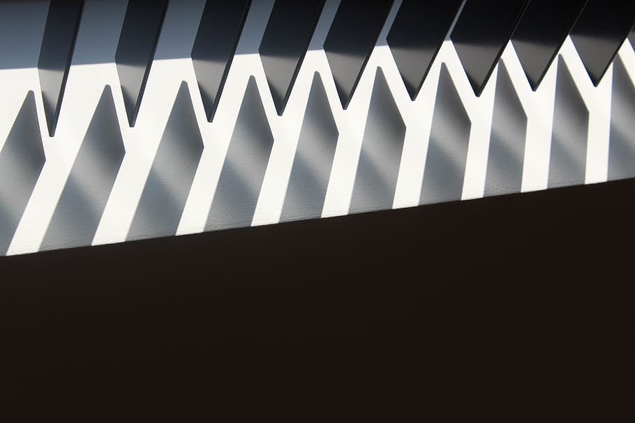 ombra, llum, fosc, siora, cec, banda, ratlles, persianes, finestra, patró, a l'interior, cap gent, fons, arquitectura, primer pla, resum, estructura construïda, color negre, il·luminat, repetició, funció de construcció de parets, nit, tir de l'estudi, tecnologia, marc complet, vista d’angle baix, disseny, forma, metall, fons negre, 5K