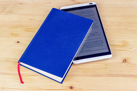 e-bog, tablet, touch screen, Læs, Bestil, mobil, uddannelse, multimedie, computer, teknologi, ereader, digital, moderne, online, Information, data, litteratur, tænke, bøger, sider, lære, undersøgelse, bogsider, visdom, papir, tekst, bord, træ - materiale, offentliggørelse, blå, høj vinkel visning, indendørs, stilleben, ingen mennesker, tæt på, træ, note pad, pen, forberedelse, åben, læring, blank, 4K, CC0, offentligt domæne, royaltyfrie