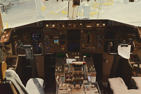 Flugzeug, Cockpit, anders, kreativ, bunt, Jahrgang, Steuerung, Schalttafel, Fahrzeuginnenraum, Technologie, Luftfahrzeug, Transport, Transportmittel, keine Leute, Komplexität, Reise, drinnen, Luft-und Raumfahrtindustrie, Maschinen, Verbindung, Auto, Instrumententafel, Nahansicht, Tag, 2K, CC0, gemeinfrei, lizenzfrei