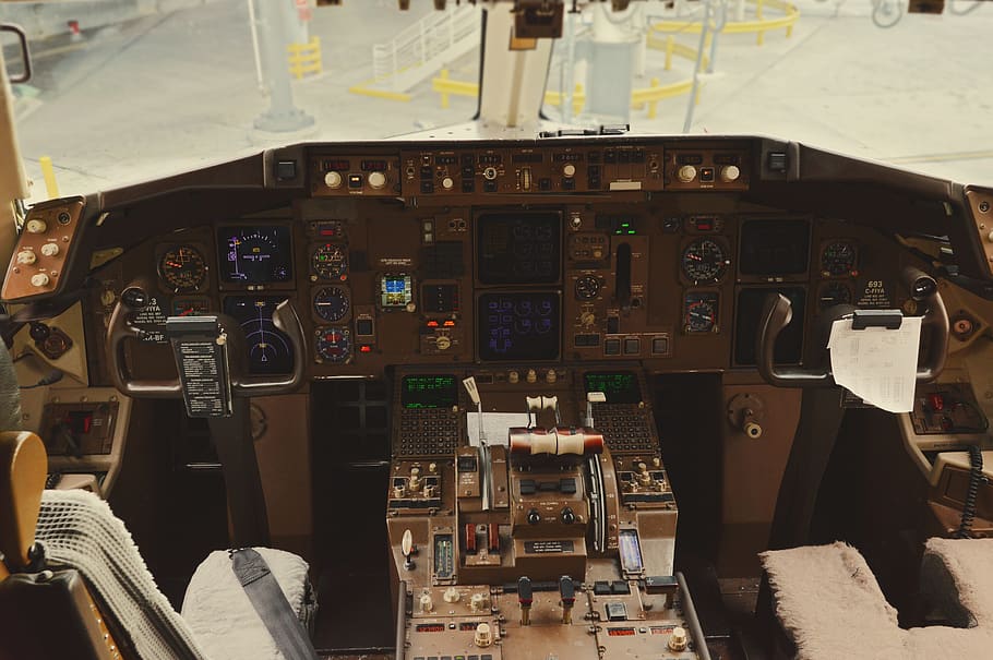 Flugzeug, Cockpit, anders, kreativ, bunt, Jahrgang, Steuerung, Schalttafel, Fahrzeuginnenraum, Technologie, Luftfahrzeug, Transport, Transportmittel, keine Leute, Komplexität, Reise, drinnen, Luft-und Raumfahrtindustrie, Maschinen, Verbindung, Auto, Instrumententafel, Nahansicht, Tag, 2K
