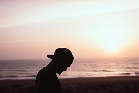 silhuet, mand, iført, kasket, strand, baggrundsbelyst, daggry, skumring, aften, gyldne solnedgang, horisont, landskab, lys, ocean, person, hav, marinemaleri, kysten, sol, solstråle, solopgang, solnedgang, rejse, vand, himmel, jord, horisont over vand, en person, skønhed i naturen, natur, scenics - natur, fritidsaktivitet, ro, livsstil, rigtige mennesker, taljen op, udendørs, 5K, CC0, offentligt domæne, royaltyfrie